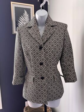 Kasper black and white graphic 3/4 sleeve blazer. Size 6